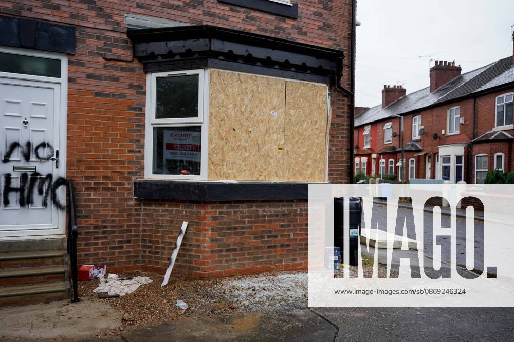 Anti-migrant protest in Manchester MANCHESTER, UNITED KINGDOM - OCTOBER 12: The homes of migrants are vandalised by anti-migrant protesters during an action day in Salford, Manchester on 12 October, United Kingdom. Loannis Alexopoulos Anadolu Manchester United Kingdom. Editorial use only. Please get in touch for any other usage.