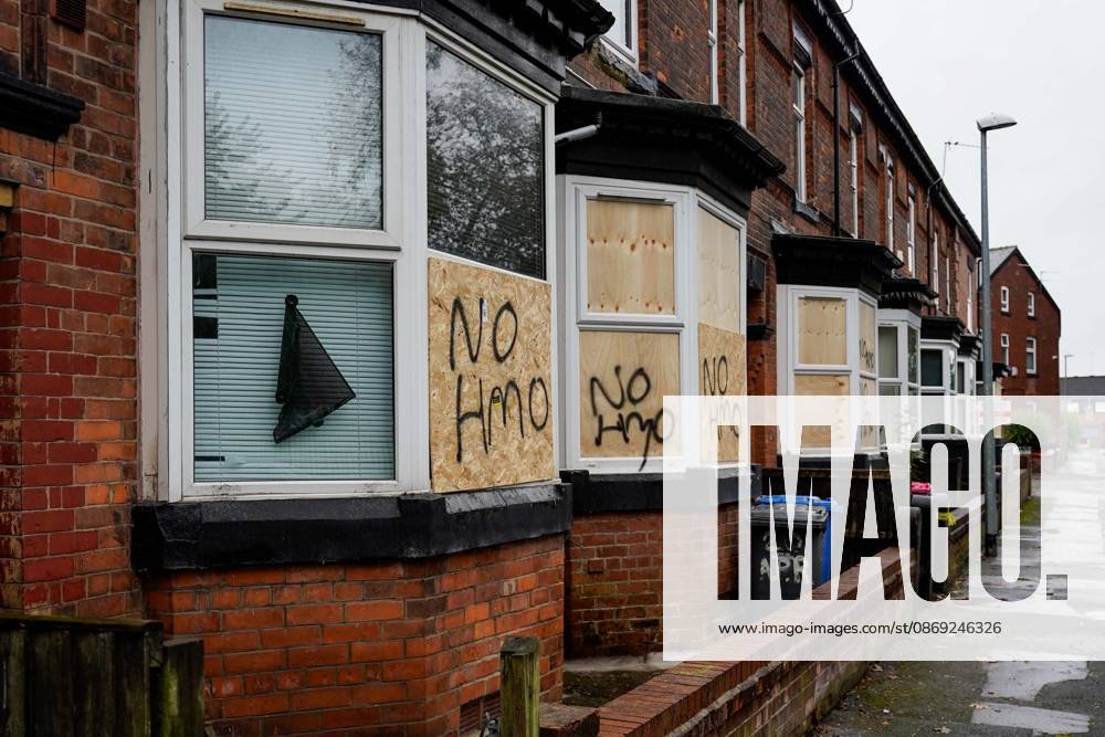 Anti-migrant protest in Manchester MANCHESTER, UNITED KINGDOM - OCTOBER 12: The homes of migrants are vandalised by anti-migrant protesters during an action day in Salford, Manchester on 12 October, United Kingdom. Loannis Alexopoulos Anadolu Manchester United Kingdom. Editorial use only. Please get in touch for any other usage.