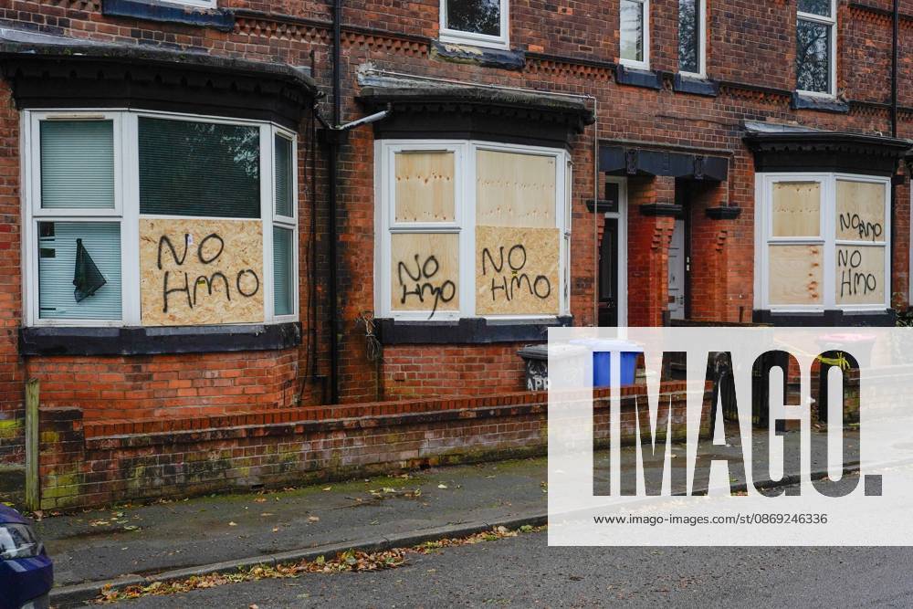Anti-migrant protest in Manchester MANCHESTER, UNITED KINGDOM - OCTOBER 12: The homes of migrants are vandalised by anti-migrant protesters during an action day in Salford, Manchester on 12 October, United Kingdom. Loannis Alexopoulos Anadolu Manchester United Kingdom. Editorial use only. Please get in touch for any other usage.