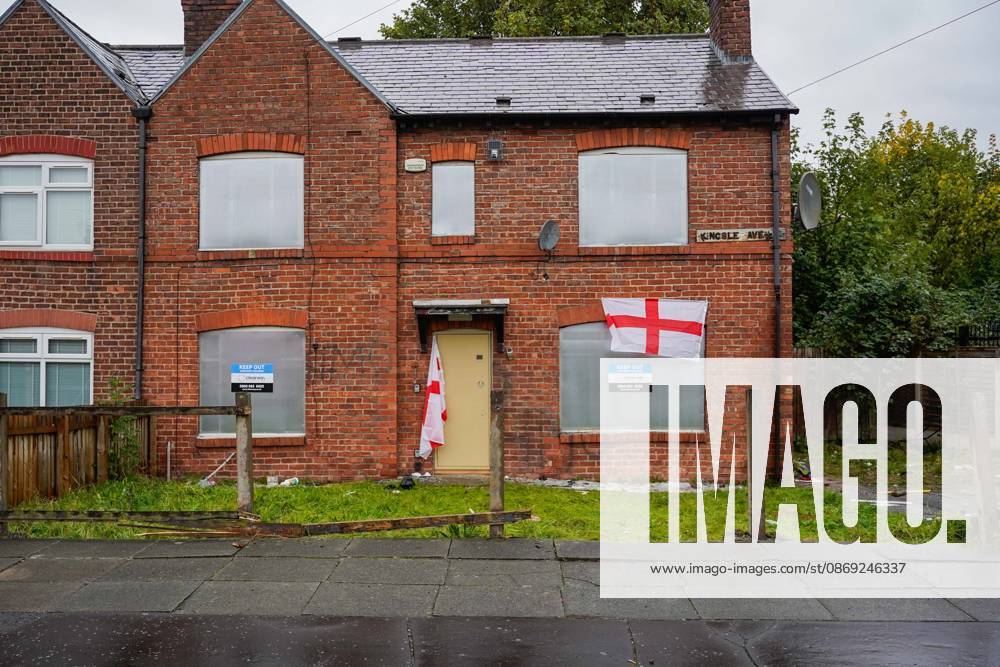 Anti-migrant protest in Manchester MANCHESTER, UNITED KINGDOM - OCTOBER 12: The homes of migrants are vandalised by anti-migrant protesters during an action day in Salford, Manchester on 12 October, United Kingdom. Loannis Alexopoulos Anadolu Manchester United Kingdom. Editorial use only. Please get in touch for any other usage.