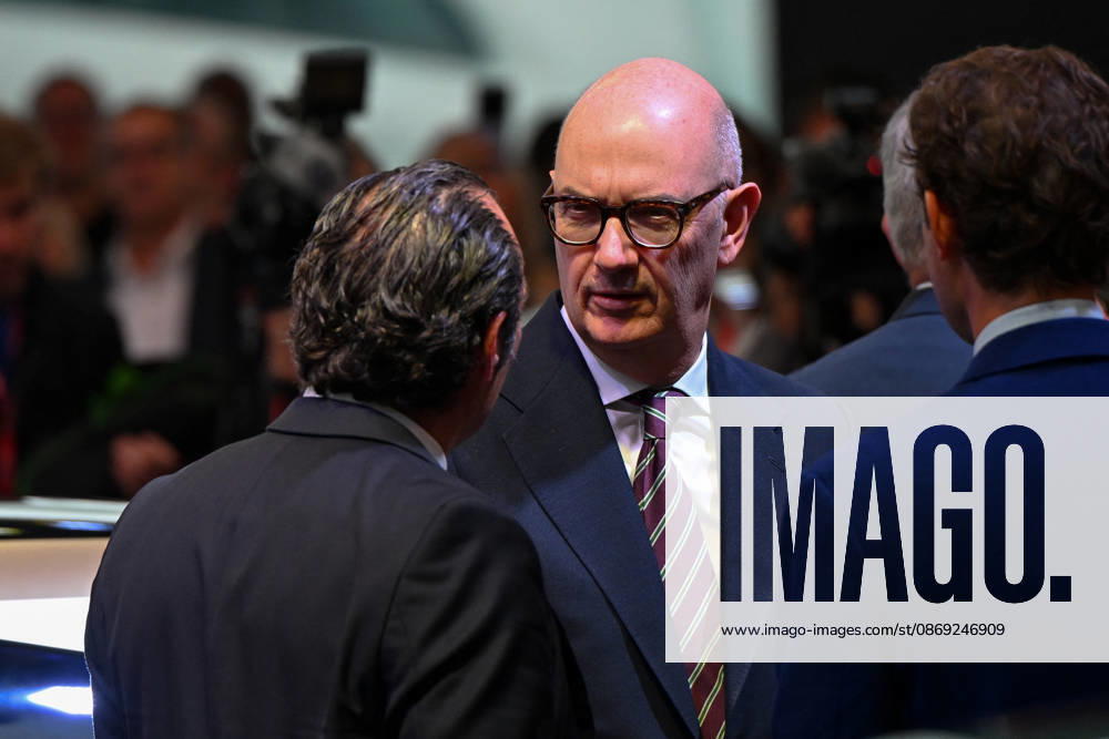 Roland Lescure, Minister of the Economy, Finance, and Industrial, Energy, and Digital Sovereignty, attends the 2026 Paris Motor Show at Paris Expo · Porte de Versailles in Paris, France, on October 12, 2026 Lionel Urman Bestimage Roland Lescure at the international Paris Motor Show at the Porte de Versailles in Paris, France, on October 12, 2026 Paris France