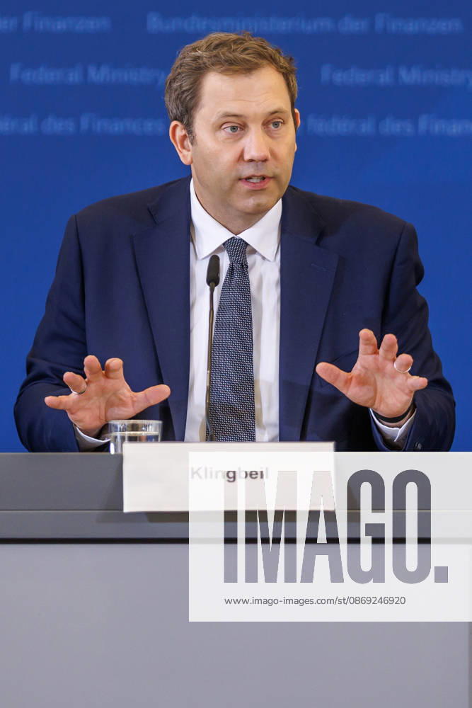 Lars Klingbeil (SPD), Bundesfinanzminister bei einer Pressekonferenz Lars Klingbeil (SPD), Bundesfinanzminister bei einer Pressekonferenz im Finanzministerium am 12.10.2026 in Berlin. Berlin Berlin Deutschland Finanzministerium