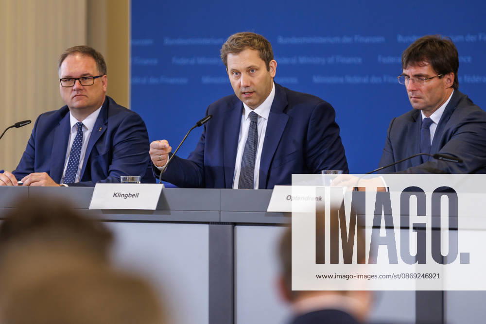Lars Klingbeil (SPD), Bundesfinanzminister bei einer Pressekonferenz Lars Klingbeil (SPD), Bundesfinanzminister bei einer Pressekonferenz im Finanzministerium am 12.10.2026 in Berlin. Berlin Berlin Deutschland Finanzministerium