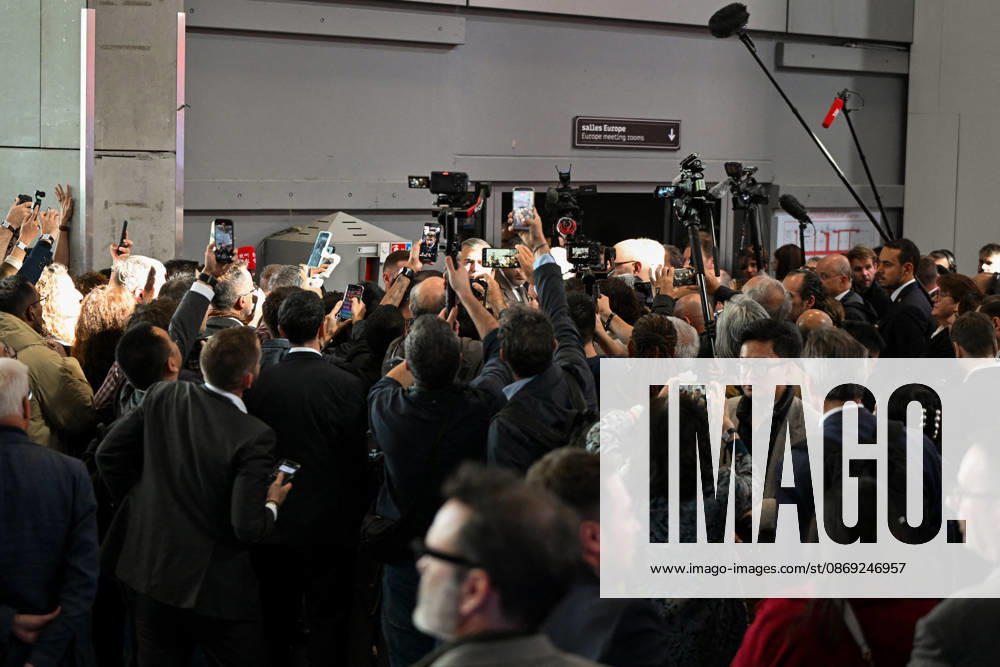 French President Emmanuel Macron, accompanied by Luc Chatel and Roland Lescure, Minister of the Economy, Finance, and Industrial, Energy, and Digital Sovereignty, attends the 2026 Paris Motor Show at Paris Expo · Porte de Versailles in Paris, France, on October 12, 2026. Lionel Urman Bestimage French President Emmanuel Macron at the international Paris Motor Show at the Porte de Versailles in Paris, France, on October 12, 2026. Paris, France