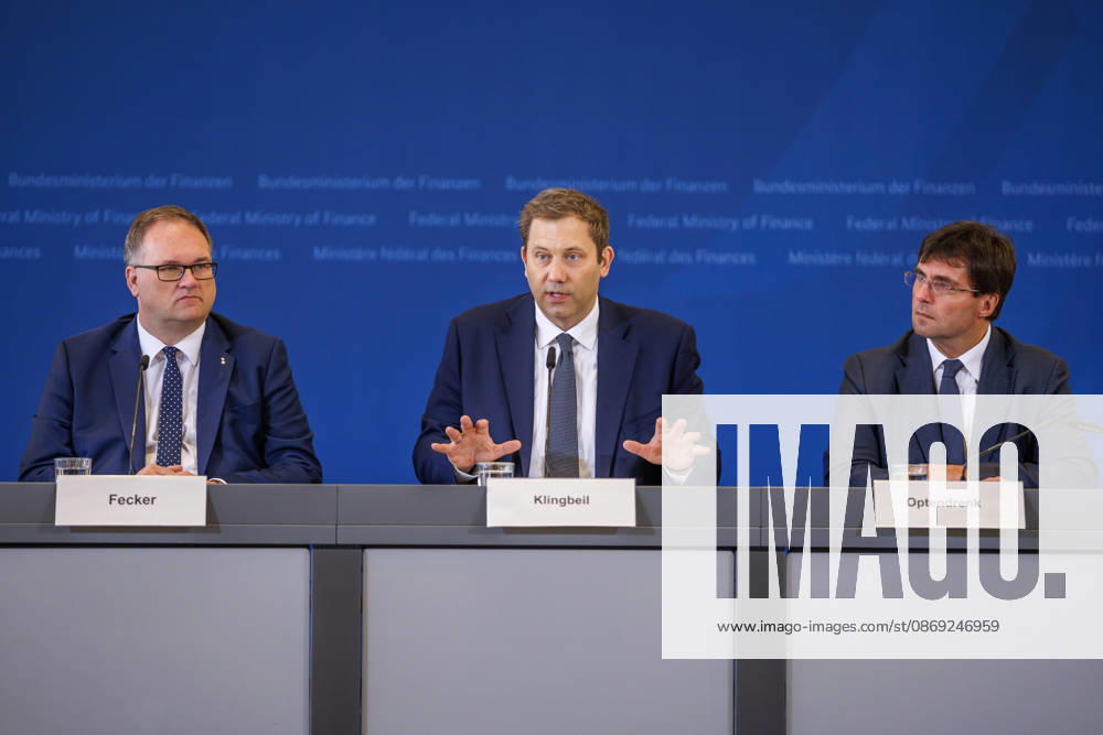 Lars Klingbeil (SPD), Bundesfinanzminister bei einer Pressekonferenz Lars Klingbeil (SPD), Bundesfinanzminister bei einer Pressekonferenz im Finanzministerium am 12.10.2026 in Berlin. Berlin Berlin Deutschland Finanzministerium