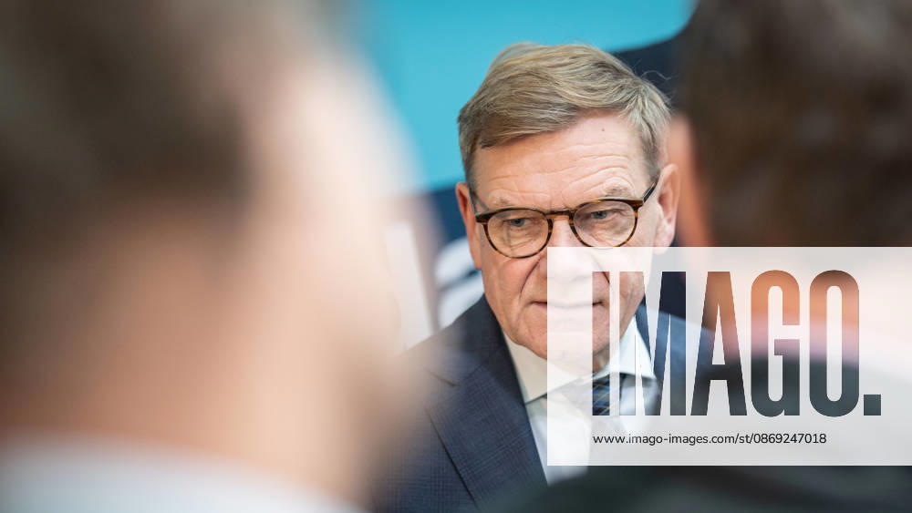 Außenminister Johann Wadephul im Konrad-Adenauer-Haus, im Gespräch mit Journalisten;Präsidiumsklausurtagung der CDU Deutschlands in Berlin, Oktober 2026, Berlin Berlin Deutschland Konrad-Adenauer-Haus