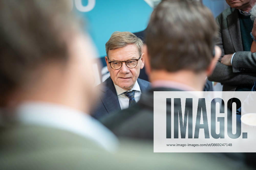 Außenminister Johann Wadephul im Konrad-Adenauer-Haus, im Gespräch mit Journalisten;Präsidiumsklausurtagung der CDU Deutschlands in Berlin, Oktober 2026, Berlin Berlin Deutschland Konrad-Adenauer-Haus