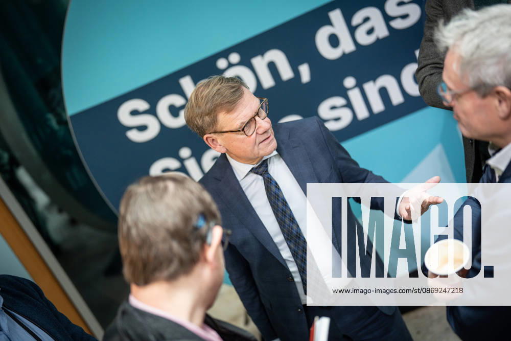 Außenminister Johann Wadephul im Konrad-Adenauer-Haus, im Gespräch mit Journalisten;Präsidiumsklausurtagung der CDU Deutschlands in Berlin, Oktober 2026, Berlin Berlin Deutschland Konrad-Adenauer-Haus