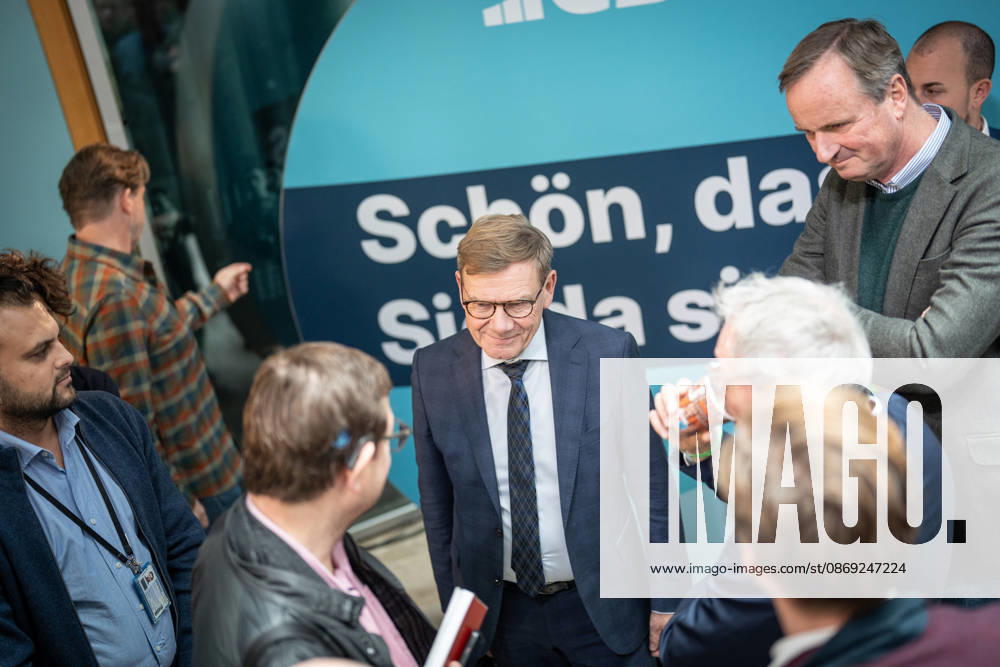 Außenminister Johann Wadephul im Konrad-Adenauer-Haus, im Gespräch mit Journalisten;Präsidiumsklausurtagung der CDU Deutschlands in Berlin, Oktober 2026, Berlin Berlin Deutschland Konrad-Adenauer-Haus