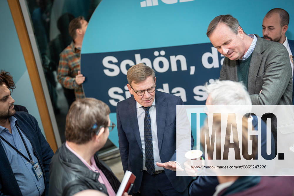 Außenminister Johann Wadephul im Konrad-Adenauer-Haus, im Gespräch mit Journalisten;Präsidiumsklausurtagung der CDU Deutschlands in Berlin, Oktober 2026, Berlin Berlin Deutschland Konrad-Adenauer-Haus