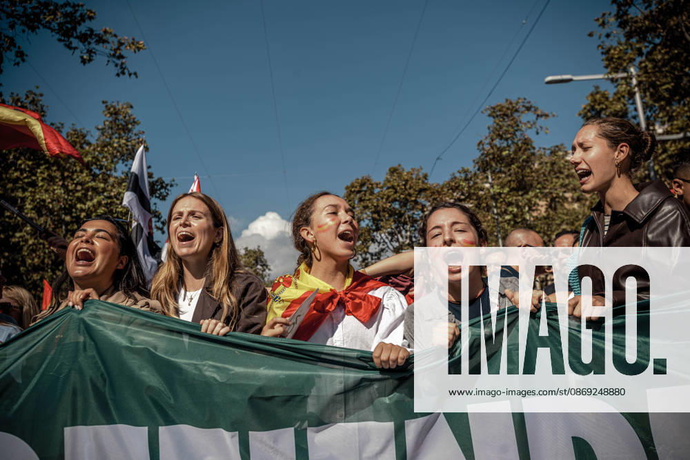 Demonstrators chant slogans behind a banner during a rally marking SpainÃ¢â‚¬â ¢s National Day. Barcelona Spain - ZUMAo105 20261012_fap_o105_018