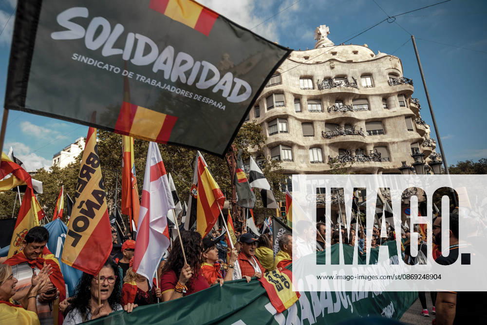 Demonstrators carry flags and banners during a rally marking Spainâ€⠢s National Day. Barcelona Spain - ZUMAo105 20261012_fap_o105_021