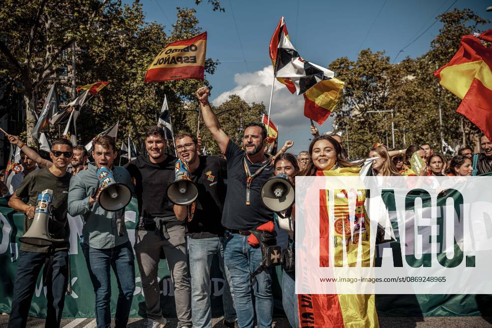 Demonstrators chant slogans during a rally marking Spainâ€⠢s National Day. Barcelona Spain - ZUMAo105 20261012_fap_o105_035