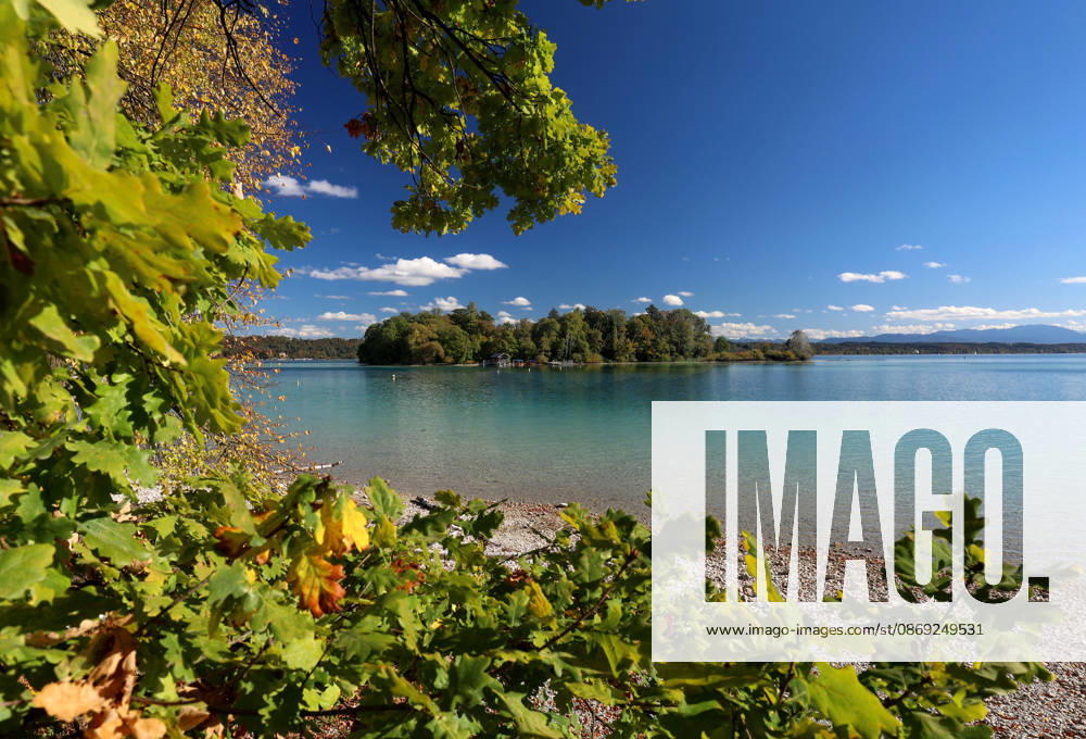 Ein Herbsttag in Feldafing, Feldafinger Park (Landkreis Starnberg). Hier der Blick auf den Starnberger See mit der Roseninsel und gefärbte Bäume, Laubfärbung, Laubbaum, herbstlich, Farbenspiel, Herbstlaub, Herbstfärbung, Blattfärbung, rot, gelb, rotes Laub, gelbes Laub, Naturschauspiel, Herbstbild, Herbstimpression, Wetterbild, goldener Oktober