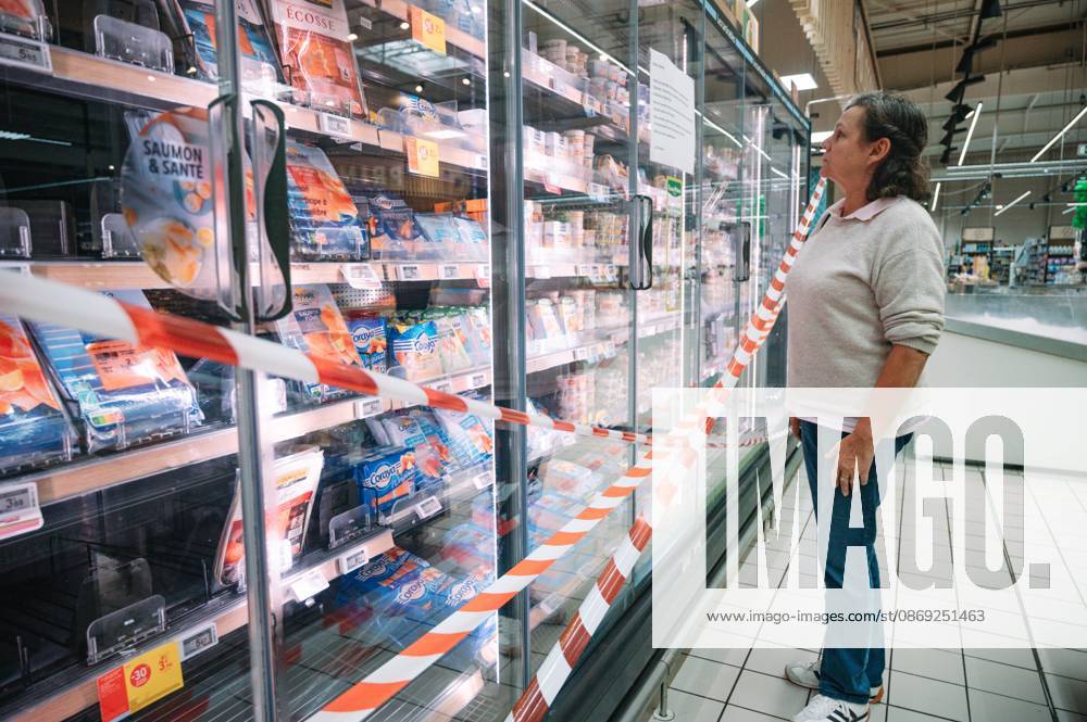 CYBERATTACK ON REFRIGERATION SYSTEMS IN SUPERMARKETS PHOTOPQR OUEST FRANCE ELSA RANCEL OUEST FRANCE LANNION OCTOBER 12, 2026 A cyberattack affected the refrigeration systems of about 100 major retail chains, such as Intermarché, Super U, and Leclerc, on Monday, October 12, 2026. Here, at this Intermarché in the Côtes-d’Armor—the store does not wish to be identified or named—the refrigerators in all the fresh and frozen food aisles have been shut down. THE SUPERMARKET DOES NOT WISH TO BE NAMED, SIMPLY A SCENE FROM AN INTERMARCHÉ IN THE CÔTES-D’ARMOR Photo by ELSA RANCEL, OUEST FRANCE Several large and medium-sized retailers were victims of a cyberattack that affected refrigeration equipment on the night of Monday, October 12, 2026, in LANNI