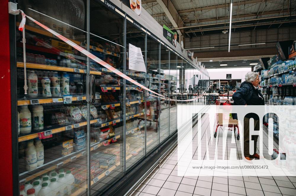 CYBERATTACK ON REFRIGERATION SYSTEMS IN SUPERMARKETS PHOTOPQR OUEST FRANCE ELSA RANCEL OUEST FRANCE LANNION OCTOBER 12, 2026 A cyberattack affected the refrigeration systems of about 100 major retail chains, such as Intermarché, Super U, and Leclerc, on Monday, October 12, 2026. Here, at this Intermarché in the Côtes-d’Armor—the store does not wish to be identified or named—the refrigerators in all the fresh and frozen food aisles have been shut down. THE SUPERMARKET DOES NOT WISH TO BE NAMED, SIMPLY A SCENE FROM AN INTERMARCHÉ IN THE CÔTES-D’ARMOR Photo by ELSA RANCEL, OUEST FRANCE Several large and medium-sized retailers were victims of a cyberattack that affected refrigeration equipment on the night of Monday, October 12, 2026, in LANNI