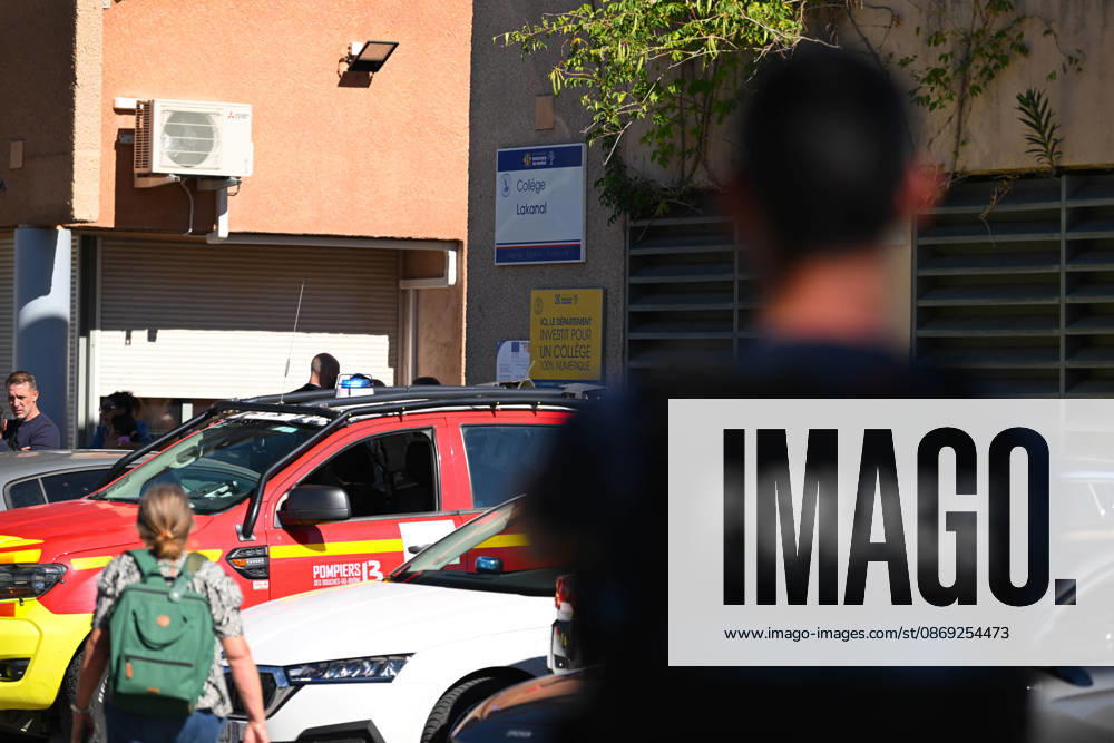 NEWS : Le principal d un college et une professeure blessàs par balle par un tir de fusil de chasse à Aubagne Le principal du college Lakanal à Aubagne et une professeure blessàs par balle par un tir de fusil de chasse, le 12 octobre 2026. AubagneFrance