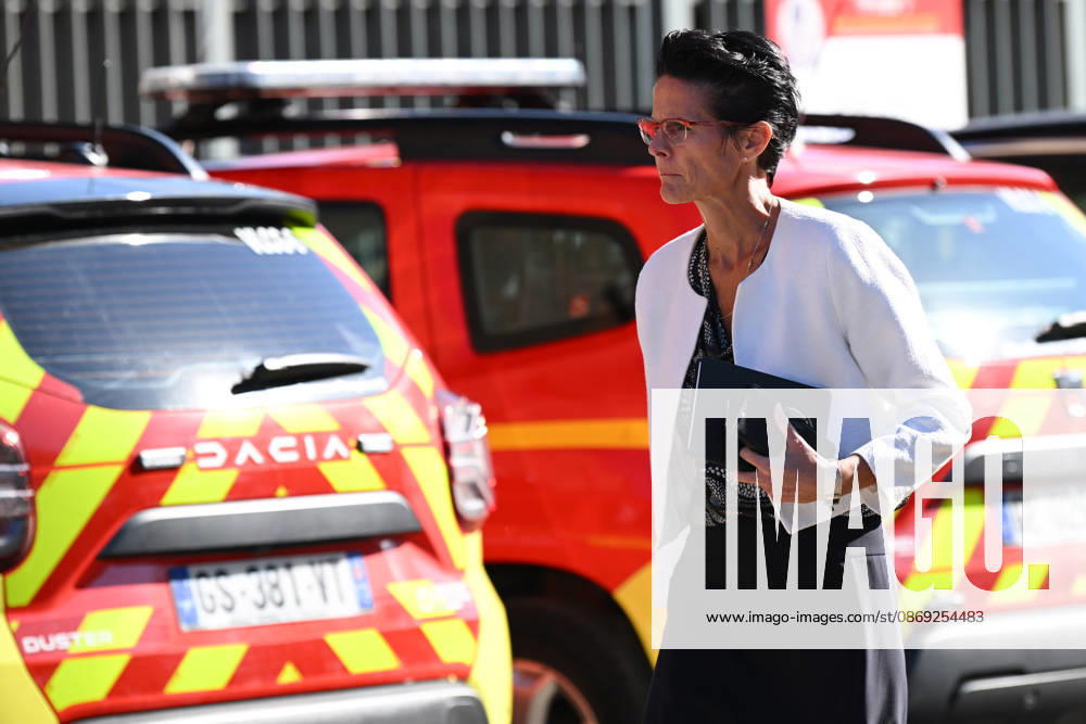 NEWS : Le principal d un college et une professeure blessàs par balle par un tir de fusil de chasse à Aubagne Corinne Simon, Prà fete dà là guà e aupres du prà fet de police des Bouches-du-Rhà ne, à Aubagne, le 12 octobre 2026. AubagneFrance