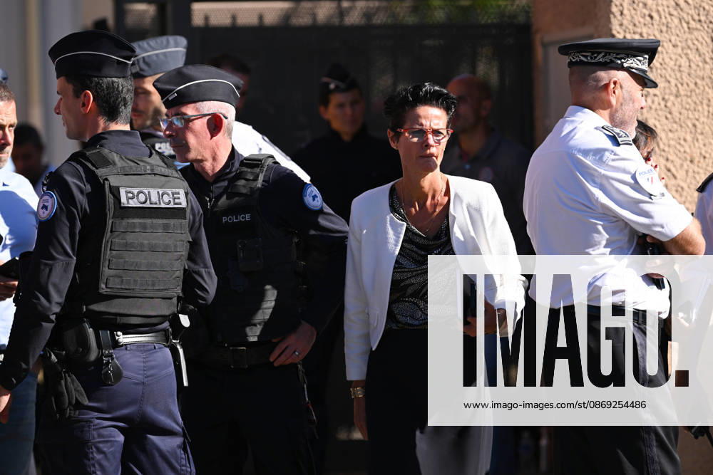 NEWS : Le principal d un college et une professeure blessàs par balle par un tir de fusil de chasse à Aubagne Corinne Simon, Prà fete dà là guà e aupres du prà fet de police des Bouches-du-Rhà ne, à Aubagne, le 12 octobre 2026. AubagneFrance