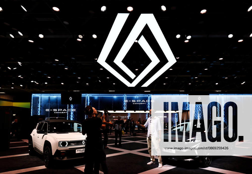 (261012) -- PARIS, Oct. 12, 2026 -- Media professionals take videos during the Paris Motor Show in Paris, France, Oct. 12, 2026. The 2026 Paris Motor Show kicked off here on Monday. ) FRANCE-PARIS-MOTOR SHOW 2026 WuxHuiwo