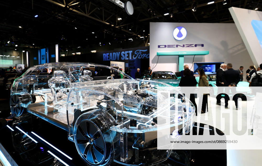 (261012) -- PARIS, Oct. 12, 2026 -- People visit the booth of Denza at the Paris Motor Show in Paris, France, Oct. 12, 2026. The 2026 Paris Motor Show kicked off here on Monday. ) FRANCE-PARIS-MOTOR SHOW 2026 WuxHuiwo