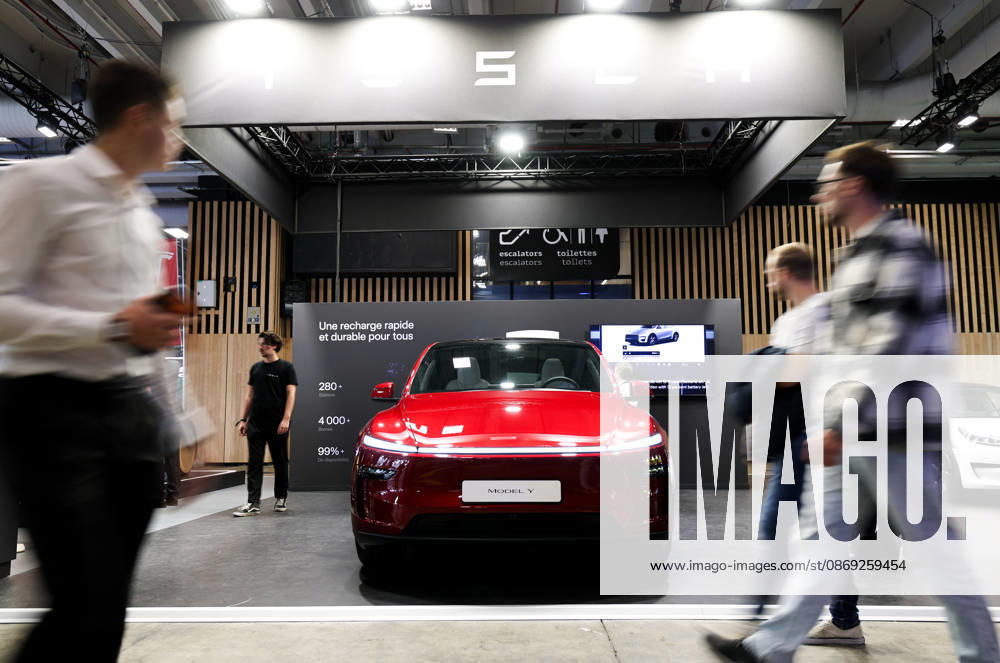 (261012) -- PARIS, Oct. 12, 2026 -- A vehicle on display is seen during the Paris Motor Show in Paris, France, Oct. 12, 2026. The 2026 Paris Motor Show kicked off here on Monday. ) FRANCE-PARIS-MOTOR SHOW 2026 WuxHuiwo