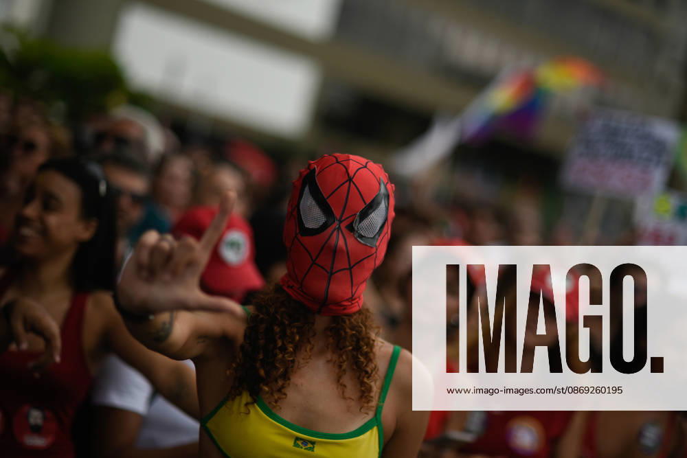 Supporters of Brazil s President Lula rally along Copacabana Beach RIO DE JANEIRO, BRAZIL - OCTOBER 12: Supporters of Brazilian President Luiz Inacio Lula da Silva gather along Avenida Atlantica at Copacabana Beach in Rio de Janeiro, Brazil, on October 12, 2026. The mass rally formed part of the Workers Party (PT) mobilization ahead of the high-stakes presidential runoff against Liberal Party (PL) candidate Senator Flavio Bolsonaro. Fabio Teixeira Anadolu Rio de Janeiro Brazil. Editorial use only. Please get in touch for any other usage.