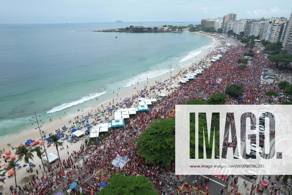 Supporters of Brazil s President Lula rally along Copacabana Beach RIO DE JANEIRO, BRAZIL - OCTOBER 12: Supporters of Brazilian President Luiz Inacio Lula da Silva gather along Avenida Atlantica at Copacabana Beach in Rio de Janeiro, Brazil, on October 12, 2026. The mass rally formed part of the Workers Party (PT) mobilization ahead of the high-stakes presidential runoff against Liberal Party (PL) candidate Senator Flavio Bolsonaro. Fabio Teixeira Anadolu Rio de Janeiro Brazil. Editorial use only. Please get in touch for any other usage.