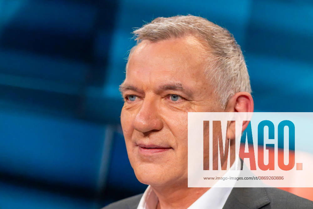 Hart aber Fair aus Köln am 12. Oktober 2026. Im Bild Jan van Aken, Bundestagsabgeordneter der Linken. Bärbel Bas ist als Arbeitsministerin und SPD-Vorsitzende zurückgetreten. Wurde sie Unmenschlich behandelt? Die politische Mitte in Deutschland wird leer. CDU und SPD kämpfen um ihr Überleben. Die AfD greift in einzelnen Bundesländern nach der Macht. Die Klamroths Gäste diskutierten kontrovers über die Zukunft Deutschlands. Köln Nordrhein-Westfalen Deutschland