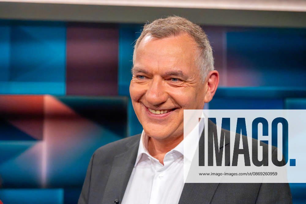 Hart aber Fair aus Köln am 12. Oktober 2026. Im Bild Jan van Aken, Bundestagsabgeordneter der Linken. Bärbel Bas ist als Arbeitsministerin und SPD-Vorsitzende zurückgetreten. Wurde sie Unmenschlich behandelt? Die politische Mitte in Deutschland wird leer. CDU und SPD kämpfen um ihr Überleben. Die AfD greift in einzelnen Bundesländern nach der Macht. Die Klamroths Gäste diskutierten kontrovers über die Zukunft Deutschlands. Köln Nordrhein-Westfalen Deutschland