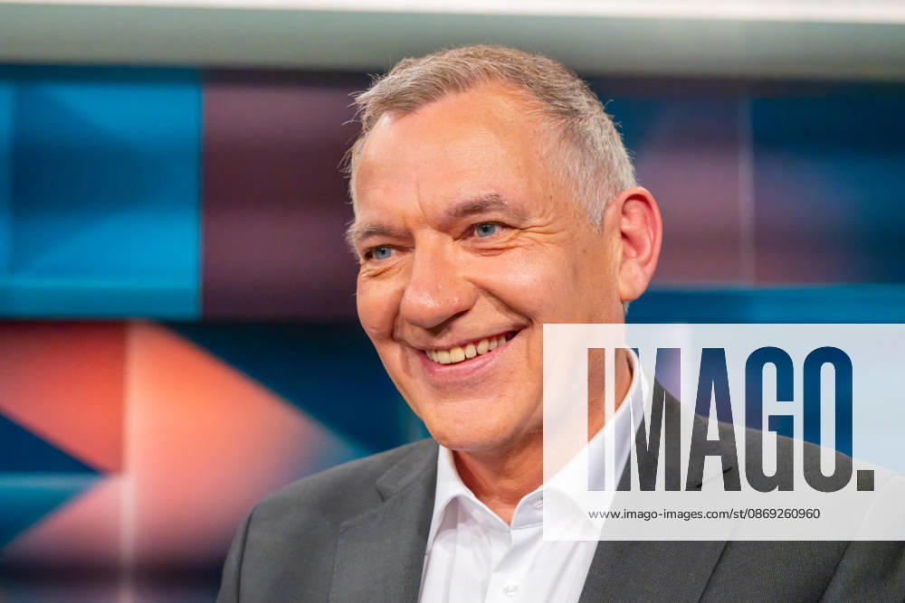 Hart aber Fair aus Köln am 12. Oktober 2026. Im Bild Jan van Aken, Bundestagsabgeordneter der Linken. Bärbel Bas ist als Arbeitsministerin und SPD-Vorsitzende zurückgetreten. Wurde sie Unmenschlich behandelt? Die politische Mitte in Deutschland wird leer. CDU und SPD kämpfen um ihr Überleben. Die AfD greift in einzelnen Bundesländern nach der Macht. Die Klamroths Gäste diskutierten kontrovers über die Zukunft Deutschlands. Köln Nordrhein-Westfalen Deutschland