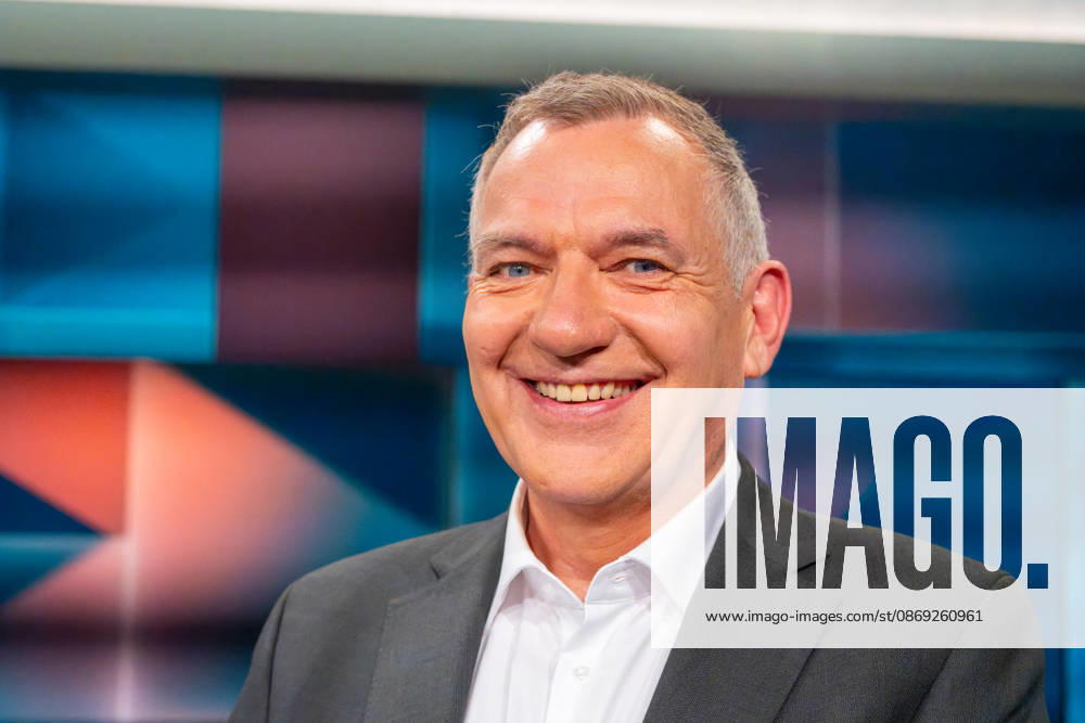 Hart aber Fair aus Köln am 12. Oktober 2026. Im Bild Jan van Aken, Bundestagsabgeordneter der Linken. Bärbel Bas ist als Arbeitsministerin und SPD-Vorsitzende zurückgetreten. Wurde sie Unmenschlich behandelt? Die politische Mitte in Deutschland wird leer. CDU und SPD kämpfen um ihr Überleben. Die AfD greift in einzelnen Bundesländern nach der Macht. Die Klamroths Gäste diskutierten kontrovers über die Zukunft Deutschlands. Köln Nordrhein-Westfalen Deutschland
