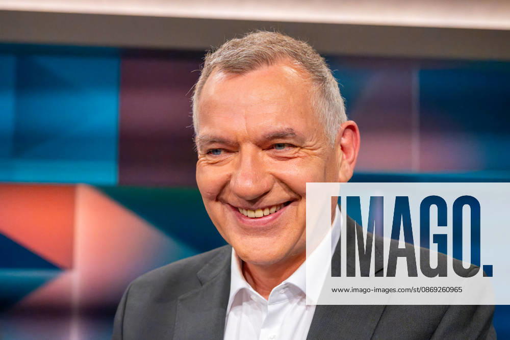 Hart aber Fair aus Köln am 12. Oktober 2026. Im Bild Jan van Aken, Bundestagsabgeordneter der Linken. Bärbel Bas ist als Arbeitsministerin und SPD-Vorsitzende zurückgetreten. Wurde sie Unmenschlich behandelt? Die politische Mitte in Deutschland wird leer. CDU und SPD kämpfen um ihr Überleben. Die AfD greift in einzelnen Bundesländern nach der Macht. Die Klamroths Gäste diskutierten kontrovers über die Zukunft Deutschlands. Köln Nordrhein-Westfalen Deutschland