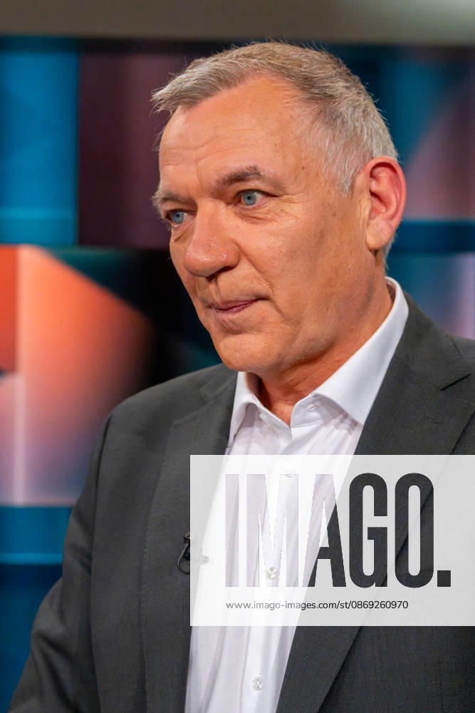 Hart aber Fair aus Köln am 12. Oktober 2026. Im Bild Jan van Aken, Bundestagsabgeordneter der Linken. Bärbel Bas ist als Arbeitsministerin und SPD-Vorsitzende zurückgetreten. Wurde sie Unmenschlich behandelt? Die politische Mitte in Deutschland wird leer. CDU und SPD kämpfen um ihr Überleben. Die AfD greift in einzelnen Bundesländern nach der Macht. Die Klamroths Gäste diskutierten kontrovers über die Zukunft Deutschlands. Köln Nordrhein-Westfalen Deutschland
