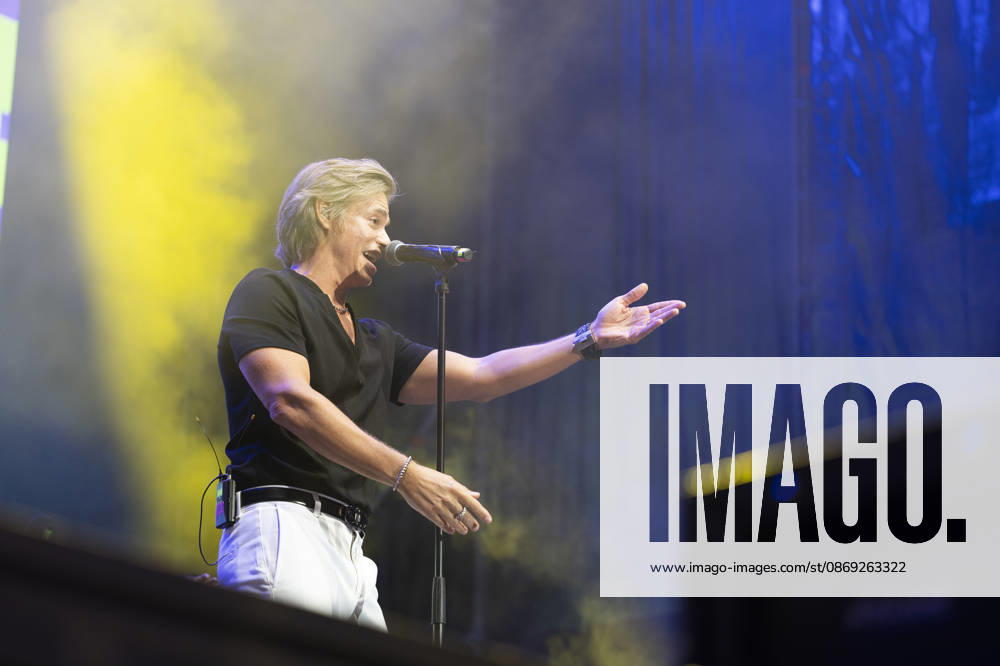 Carlos Baute performs during the Hispanidad Festival 2026 at the Plaza de Espana in Madrid. Madrid Spain - ZUMAs197 20261012_aaa_s197_490