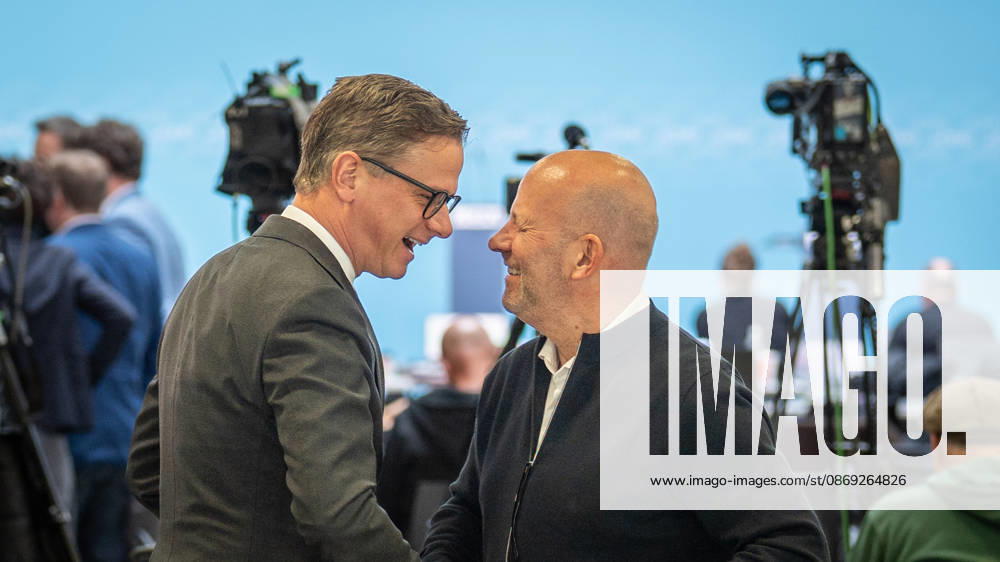 Bundesgesundheitsminister Carsten Linnemann, CDU, mit dem ZDF-Journalisten und Vorsitzenden der Bundespressekonferenz Mathis Feldhoff (von links) begrüßen sich herzlich in der CDU-Bundesgeschäftsstelle;Präsidiumsklausurtagung der CDU Deutschlands in Berlin, Oktober 2026, Berlin Berlin Deutschland Konrad-Adenauer-Haus