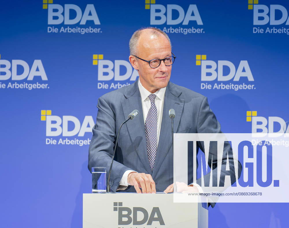 Friedrich Merz besucht Arbeitgebertag 2026 EUR, Deutschland, Berlin, 13.10.2026: Bundeskanzler Friedrich Merz (CDU) hält eine Keynote auf dem Arbeitgebertag 2026 der Bundesvereinigung der Deutschen Arbeitgeberverbände.