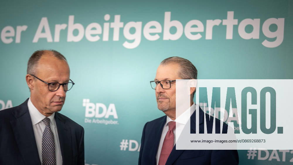 Bundeskanzler Friedrich Merz wird von Rainer Dulger, Präsident Bundesvereinigung der Deutschen Arbeitgeberverbände begrüßt zu Beginn des Arbeitgebertags;Deutsche Arbeitgebertag 2026 - Bundesvereinigung der Deutschen Arbeitgeberverbände BDA, Berlin Berlin Deutschland bcc, Berliner Congress Center