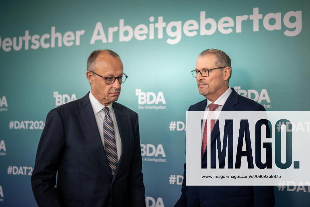 Bundeskanzler Friedrich Merz wird von Rainer Dulger, Präsident Bundesvereinigung der Deutschen Arbeitgeberverbände begrüßt zu Beginn des Arbeitgebertags;Deutsche Arbeitgebertag 2026 - Bundesvereinigung der Deutschen Arbeitgeberverbände BDA, Berlin Berlin Deutschland bcc, Berliner Congress Center