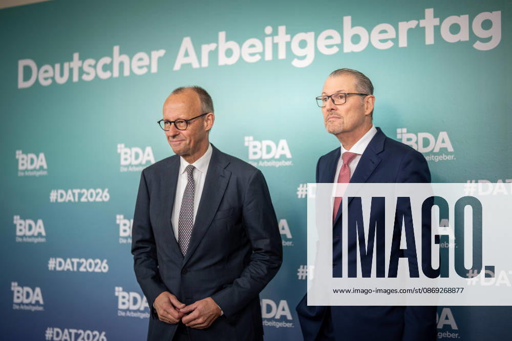 Bundeskanzler Friedrich Merz wird von Rainer Dulger, Präsident Bundesvereinigung der Deutschen Arbeitgeberverbände begrüßt zu Beginn des Arbeitgebertags;Deutsche Arbeitgebertag 2026 - Bundesvereinigung der Deutschen Arbeitgeberverbände BDA, Berlin Berlin Deutschland bcc, Berliner Congress Center