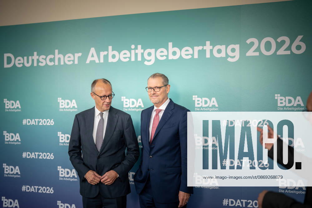 Bundeskanzler Friedrich Merz wird von Rainer Dulger, Präsident Bundesvereinigung der Deutschen Arbeitgeberverbände begrüßt zu Beginn des Arbeitgebertags;Deutsche Arbeitgebertag 2026 - Bundesvereinigung der Deutschen Arbeitgeberverbände BDA, Berlin Berlin Deutschland bcc, Berliner Congress Center