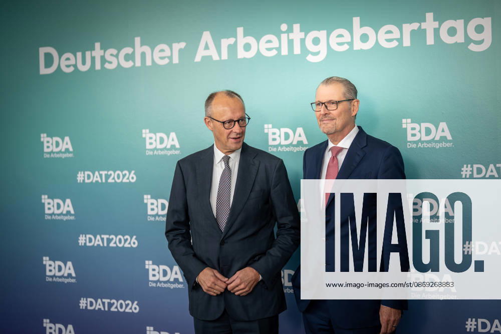 Bundeskanzler Friedrich Merz wird von Rainer Dulger, Präsident Bundesvereinigung der Deutschen Arbeitgeberverbände begrüßt zu Beginn des Arbeitgebertags;Deutsche Arbeitgebertag 2026 - Bundesvereinigung der Deutschen Arbeitgeberverbände BDA, Berlin Berlin Deutschland bcc, Berliner Congress Center