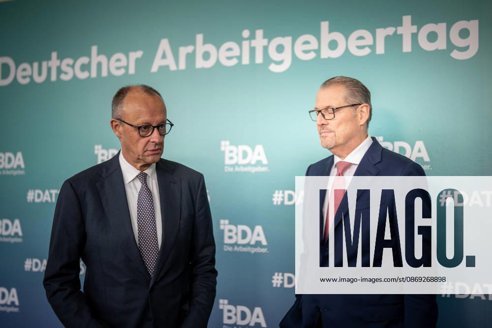 Bundeskanzler Friedrich Merz wird von Rainer Dulger, Präsident Bundesvereinigung der Deutschen Arbeitgeberverbände begrüßt zu Beginn des Arbeitgebertags;Deutsche Arbeitgebertag 2026 - Bundesvereinigung der Deutschen Arbeitgeberverbände BDA, Berlin Berlin Deutschland bcc, Berliner Congress Center