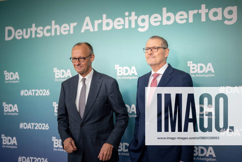 Bundeskanzler Friedrich Merz wird von Rainer Dulger, Präsident Bundesvereinigung der Deutschen Arbeitgeberverbände begrüßt zu Beginn des Arbeitgebertags;Deutsche Arbeitgebertag 2026 - Bundesvereinigung der Deutschen Arbeitgeberverbände BDA, Berlin Berlin Deutschland bcc, Berliner Congress Center