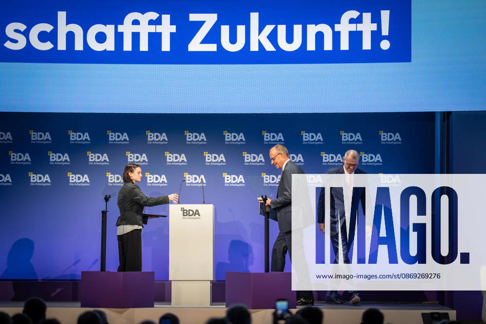 Bundeskanzler Friedrich Merz wird von Rainer Dulger, Präsident Bundesvereinigung der Deutschen Arbeitgeberverbände begrüßt zu Beginn des Arbeitgebertags;Deutsche Arbeitgebertag 2026 - Bundesvereinigung der Deutschen Arbeitgeberverbände BDA, Berlin Berlin Deutschland bcc, Berliner Congress Center