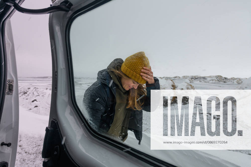 Woman outside van window in snowy winter landscape Keflavík, Reykjanesbær, Iceland CR_ALEG261005-2129008-01 ,model released, Symbolfoto ,property released
