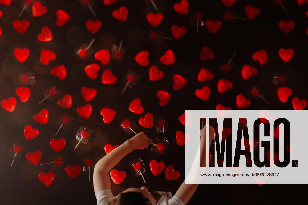 Child reaching for many red heart shaped lollipops Tulsa, Oklahoma, United States CR_KRRY261009-2124122-01 ,model released, Symbolfoto ,property released