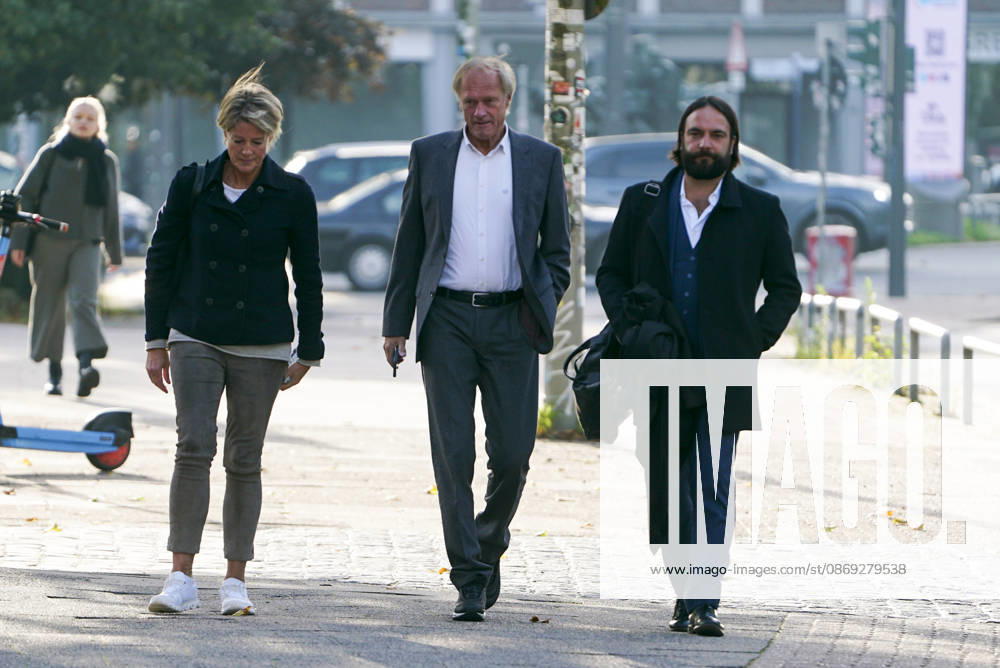 CNTV BLOCK- Gerhard Delling TV Moderator Christina Block Unternehmerin mit ihren Verteidiger Ingo Bott kommen wie immer zu Fuss zum Gericht am 82 Prozess Tag in Hamburg 13.10.2026 beim Prozess wegen mutmasslicher Kindesentfuehrung im Landgericht Hamburg Strafjustizgebaeude Entfuehrungsfall der Block Kinder Hamburg Deutschland