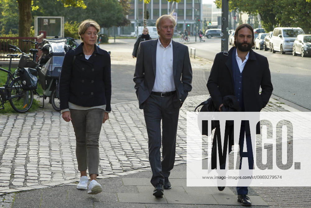 CNTV BLOCK- Gerhard Delling TV Moderator Christina Block Unternehmerin mit ihren Verteidiger Ingo Bott kommen wie immer zu Fuss zum Gericht am 82 Prozess Tag in Hamburg 13.10.2026 beim Prozess wegen mutmasslicher Kindesentfuehrung im Landgericht Hamburg Strafjustizgebaeude Entfuehrungsfall der Block Kinder Hamburg Deutschland