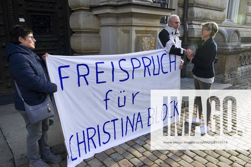CNTV BLOCK- Gerhard Delling TV Moderator Christina Block Unternehmerin Kommen wie immer zu Fuss zum Gericht , wie immer vor Ort die Unterstuetzer von Frau Block mit dem Transparent Aufschrift Freispruch fuer Christina Block stehen vorm Gericht am 82 Prozess Tag 13.10.2026 beim Prozess wegen mutmasslicher Kindesentfuehrung im Landgericht Hamburg Strafjustizgebaeude Entfuehrungsfall der Block Kinder Hamburg Deutschland